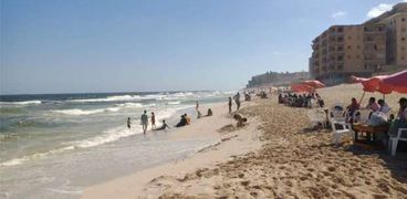 أمواج متوسطة على شواطئ غرب الإسكندرية
