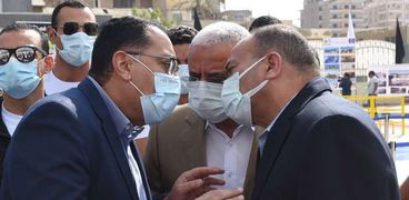 رئيس الوزراء خلال جولته بمحافظة السويس اليوم مع عدد من المسؤولين
