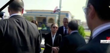السيسي يصافح سوزان مبارك