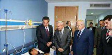رئيس جامعة المنيا يزور مصابي الشرطه