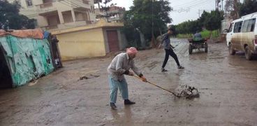رئيس مدينة دسوق يتابع رفع مياه الأمطار وحملات النظافة
