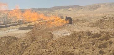 فنيون من البترول لفحص حريق بئر مياه غرب جرجا
