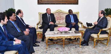 الرئيس خلال استقبالة وزير الخارجية السوداني