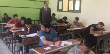 نائب وزير التعليم خلال جولته علي لجان الساحل