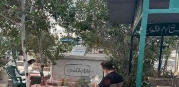 الفنان محمد عبد العزيز يقرأ القرآن على قبر والده