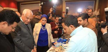 محافظ الجيزة وسفير اليمن خلال افتتاح المعرض
