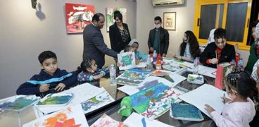 ورشة تعليم الفن التشكيلي للأطفال الأيتام بمركز الهالة