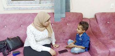 الطفل «أحمد» خلال حديثه مع محررة «الوطن»