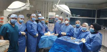 فريق طبي بجامعة الأزهر يجري عملية جراحية نادرة