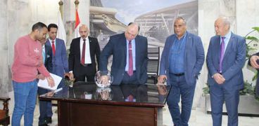 المهندس محمد سعيد محروس رئيس مجلس إدارة الشركة القابضة للمطارات خلال إجراء قرعة الحج بالشركة