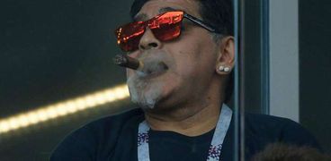 مارادونا وهو يدخن