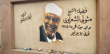 «أحمد» يزين شوارع الدقهلية بجداريات الشهداء والمشاهير