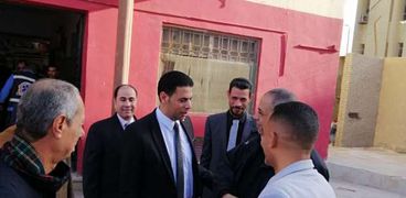 النائب سعيد حساسين يقدم الورود لقيادات وضباط وجنود شرطة كرداسة