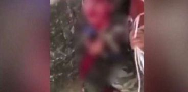 الطفل العراقي أثناء تعرضه للضرب