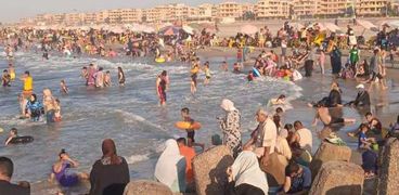 جانب من الإقبال على شواطئ مدينة مصيف بلطيم بكفر الشيخ