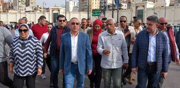 محافظ الإسكندرية يتابع تطبيق تعريفة المواصلات