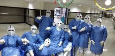 اطباء عزل كفر الشيخ الجامعي يحتفلون بالعيد مع المرضى