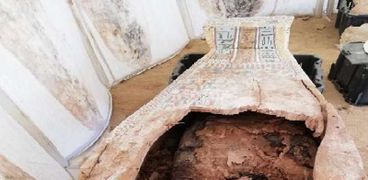 مومياء تعود إلى عصر الدولة الوسطى عثر عليها فى «بئر دفن» بالفيوم