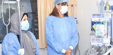 وزيرة الهجرة تزور الطفل ياسين بمعهد الأورام للاطمئنان على حالته الصحية