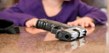 طفلة 3 سنوات تقتل نفسها باستخدام "مسدس" والدها