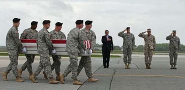 عسكريون أمريكيون يرفعون نعش جندى لقى مصرعه فى العمليات بأفغانستان