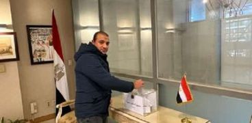 مصري يدلي بصوته في الخارج