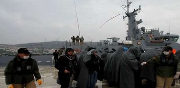 أرشيف - خفر السواحل التركي يمنع مجموعة من المهاجرين من الإبحار إلى اليونان