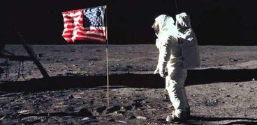نيل أرمسترونج على القمر.. خطوة صغيرة للإنسان وقفزة كبيرة للبشرية