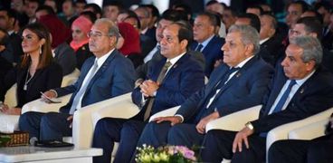 الرئيس السيسي بجانب رئيس الوزراء بمؤتمر الشباب