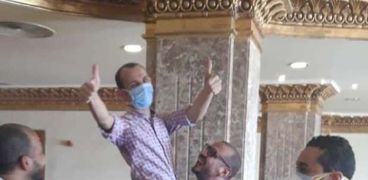 الدكتور احمد خليل يرفع علامة النصر عقب خروج اخر المتعافين من كورونا بنزل شباب الطود