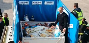 بالفيديو والصور| "مصر للطيران" تنجح في نقل مريضة وزنها 500 كيلو للعلاج بالهند