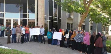 صورة وقفة احتجاجية للعاملون المتعاقدون للمطالبة بالتثبيت في جامعة الفيوم
