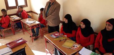 وكيل تعليم الوادي الجديد يتفقد مدرسة المستقبل بقرية الزيات بمركز بلاط