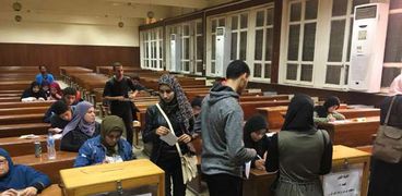 زحام في لجان  دار علوم  القاهرة في جولة اعادة انتخابات اتحاد الطلاب
