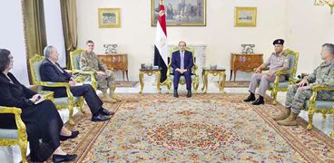 الرئيس السيسى خلال استقباله قائد القيادة المركزية الأمريكية بحضور وزير الدفاع