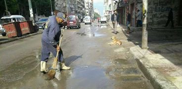 بعد وفاه أحدهم عمال النظافة خلية نحل فى شوارع الإسكندرية تتصدي لمياه الأمطار