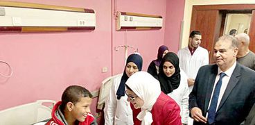 وزيرة الصحة مع أطفال بنى سويف