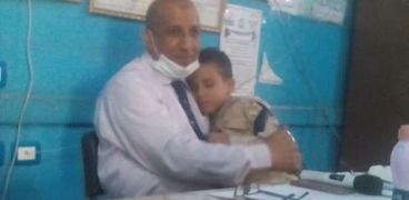 مدير مدرسة يحتضن طفلاً بكى من النعاس