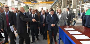 «الإنتاج الحربي» تستقبل وفدا برلمانيا بمصنع أبو زعبل للصناعات المتخصصة
