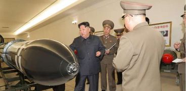 زعيم كوريا الشمالية خلال زيارة معهد الأسلحة النووية