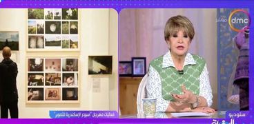 الإعلامية سناء منصور أثناء تقديم برنامج السفيرة عزيزة
