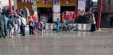 غرق شوارع منطقة أبومنديل بمدينة منفلوط لانفجار صنبور المطافيء الرئيسي