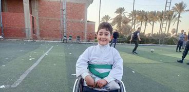 «عمر» بدون أقدام ويفوز ببطولتي كاراتيه في الشرقية: أحلم بطرف صناعي 
