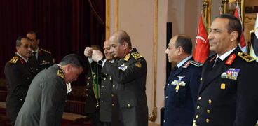 وزير الدفاع يُكرم قادة القوات المسلحة المحالين للتقاعد