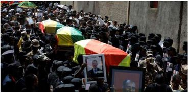 مشيوعون يحملون نعوشا رئيس ولاية أمهرة واثنين من المسؤولين قتلوا في محاولة انقلاب يوم الأربعاء