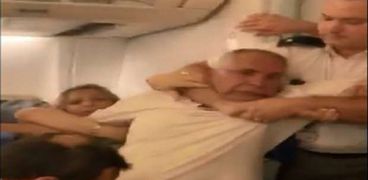 مصري يتعرض للضرب داخل طائرة على يد الشرطة الرومانية