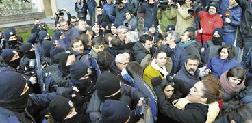 الشرطة التركية تعتدى على متظاهرين ضد عملية «عفرين»