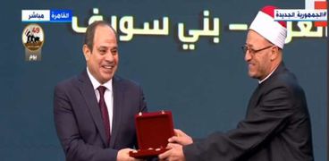 الرئيس السيسي يكرّم الشيخ صالح أبو القاسم صالح