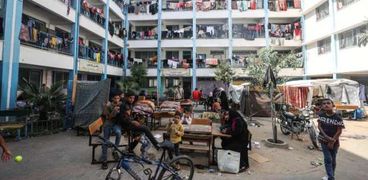 أطفال غزة داخل مدرسة للإيواء