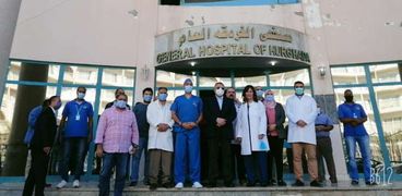 محافظ البحر الأحمر يتابع حالة 80 مريضا بعد إجراء عمليات مجانية لهم